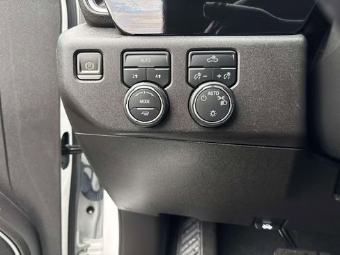 Used 2022 Chevrolet Silverado 1500 LT AWD/4WD image 18