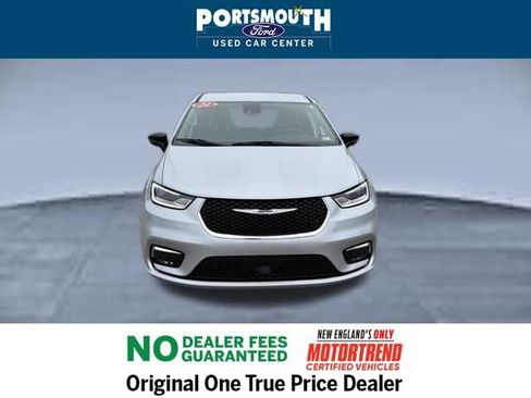 Used 2024 Chrysler Pacifica Touring-L image 9