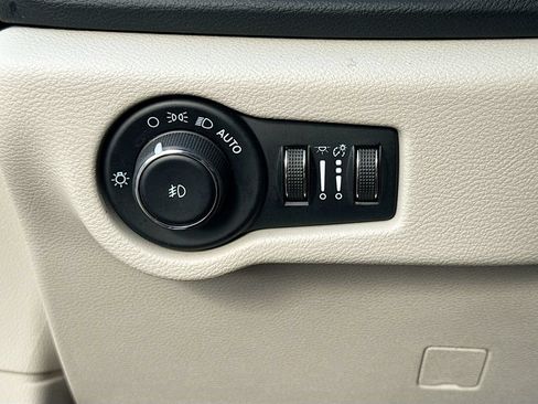 Used 2023 Chrysler Pacifica Touring-L FWD image 10