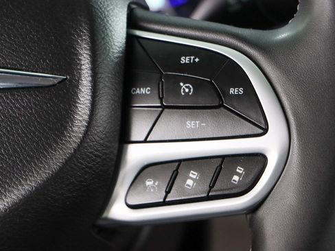 Used 2024 Chrysler Pacifica Touring-L FWD image 14