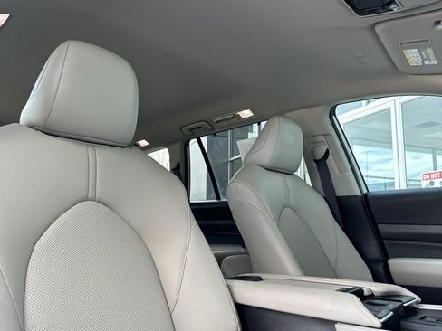 Used 2024 Toyota Grand Highlander XLE image 19