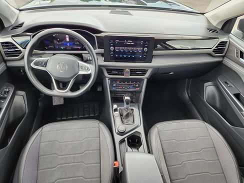 Certified 2025 Volkswagen Taos SE AWD/4WD image 22