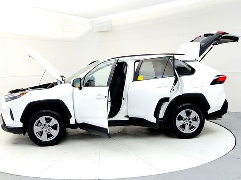 Used 2025 Toyota RAV4 XLE AWD/4WD image 10