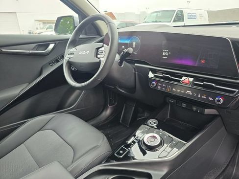 Certified 2024 Kia Niro Wind w/ Wind Preserve Package FWD image 12