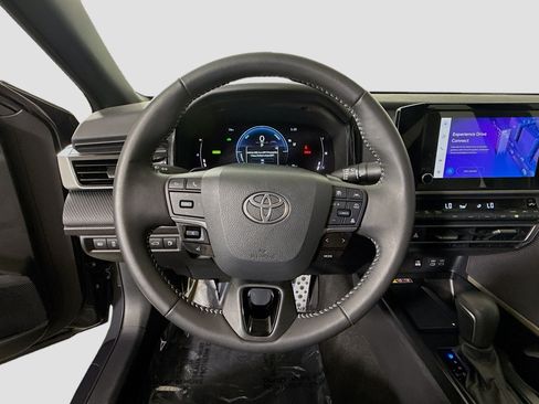 Used 2025 Toyota Camry SE w/ Convenience Package image 13