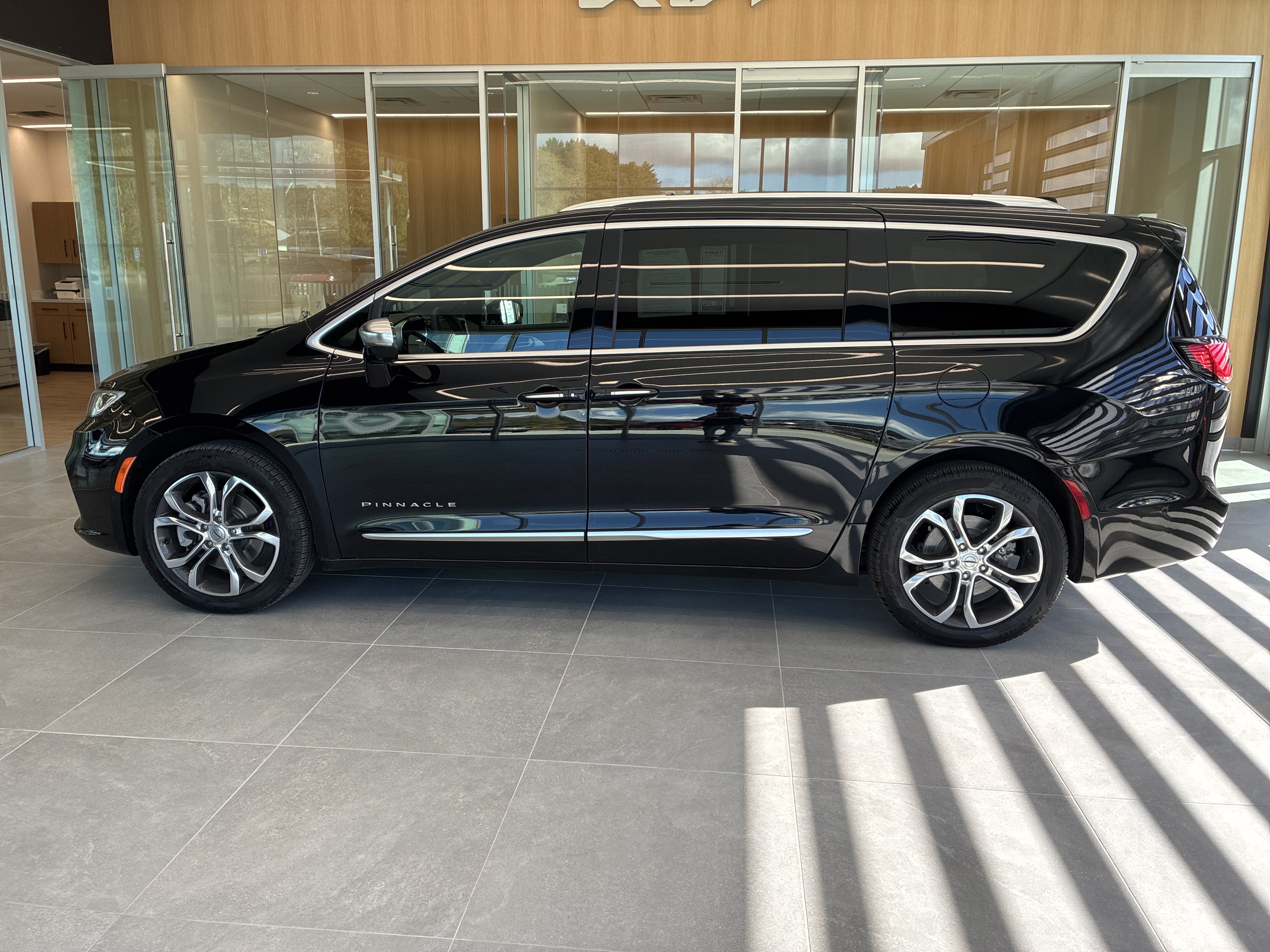 Certified 2024 Chrysler Pacifica Pinnacle w/ Trailer Tow Group AWD/4WD image 7