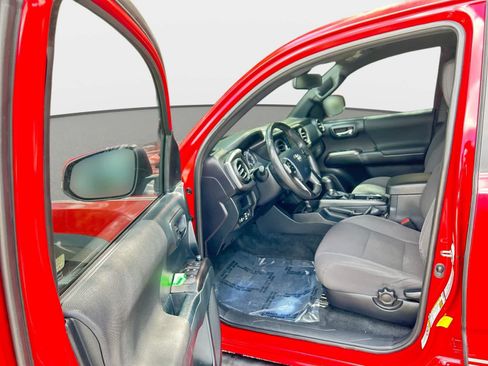 Used 2018 Toyota Tacoma TRD Off-Road RWD image 10