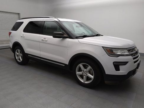 Used 2018 Ford Explorer XLT image 11