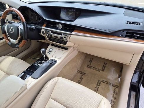 Used 2014 Lexus ES 300h w/ Luxury Package w/Bamboo Trim FWD image 19