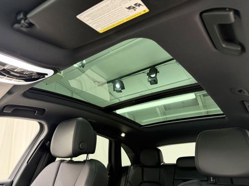 Certified 2022 Porsche Macan image 31