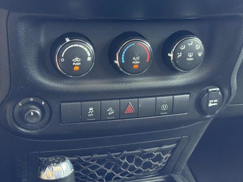 Used 2017 Jeep Wrangler Unlimited Sahara w/ Connectivity Group AWD/4WD image 21