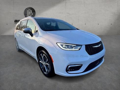 New 2026 Chrysler Pacifica Pinnacle w/ Trailer Tow Group AWD/4WD image 4