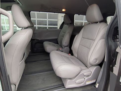 Used 2015 Toyota Sienna Limited image 32