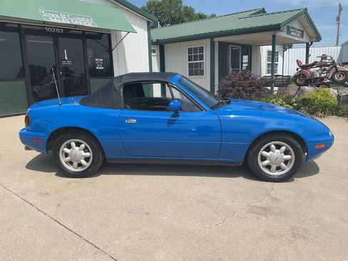 Used 1992 MAZDA MX-5 Miata RWD image 2