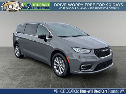 Used 2025 Chrysler Pacifica Select