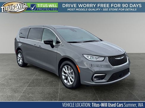 Used 2025 Chrysler Pacifica Select image 1