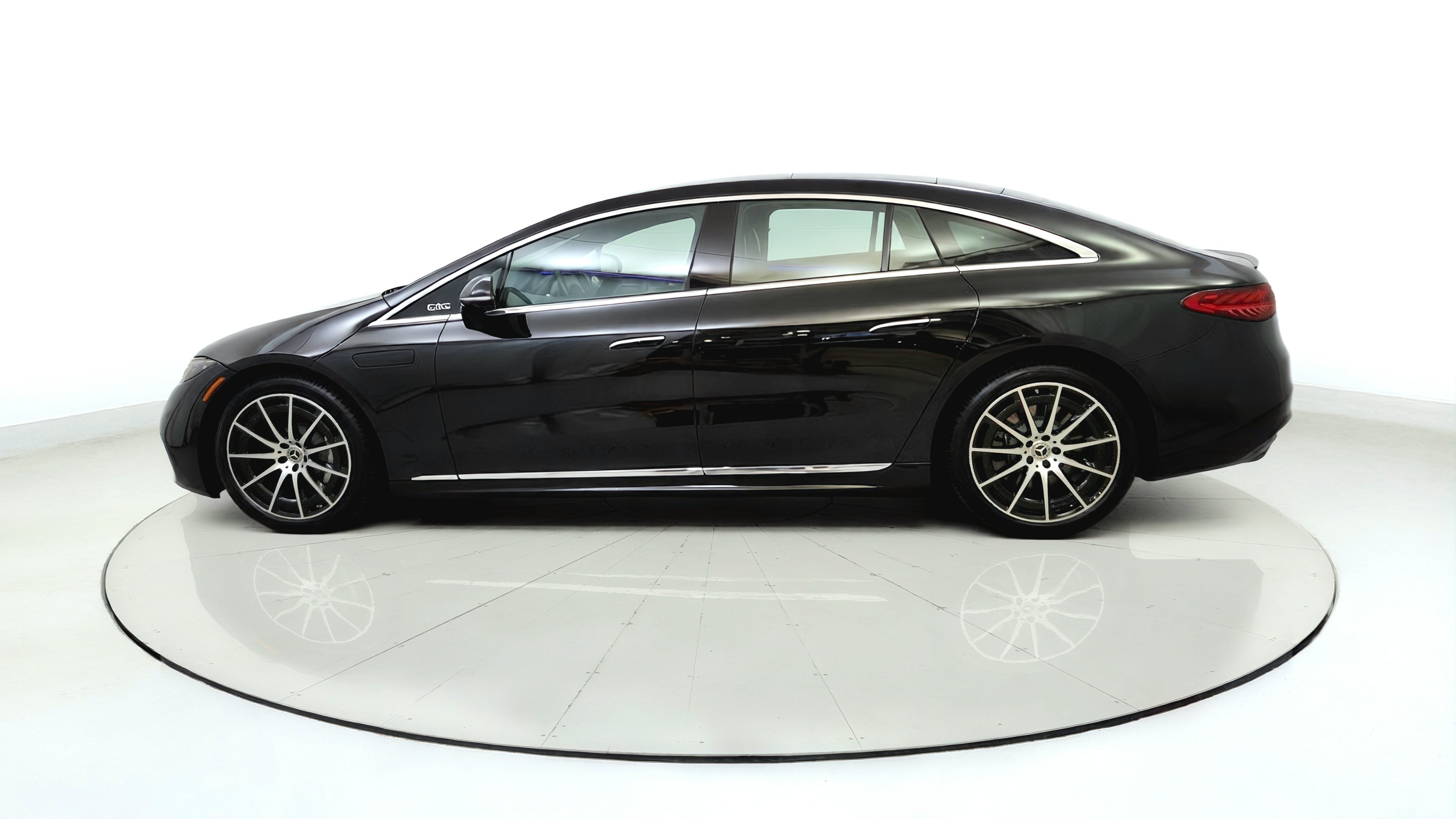 Used 2022 Mercedes-Benz EQS 580 4MATIC Sedan w/ Winter Package image 4
