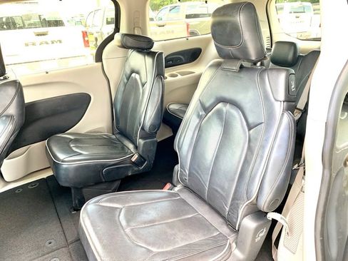 Used 2022 Chrysler Pacifica Limited FWD image 13