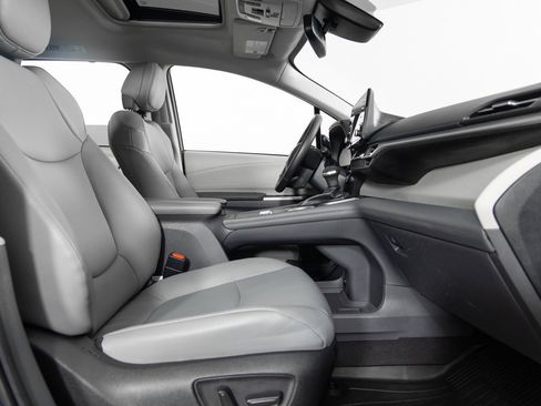 Used 2023 Toyota Sienna XLE image 28