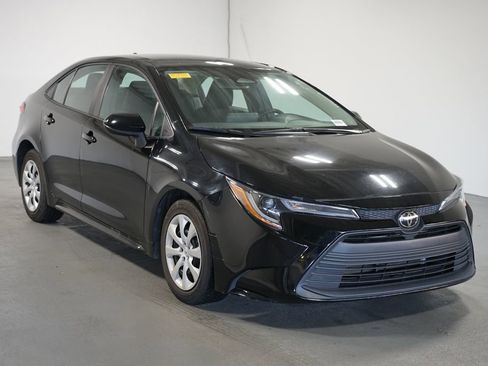 Used 2023 Toyota Corolla LE image 3