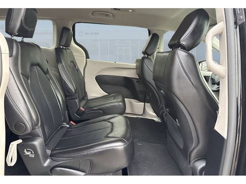 Used 2024 Chrysler Pacifica Touring-L image 25