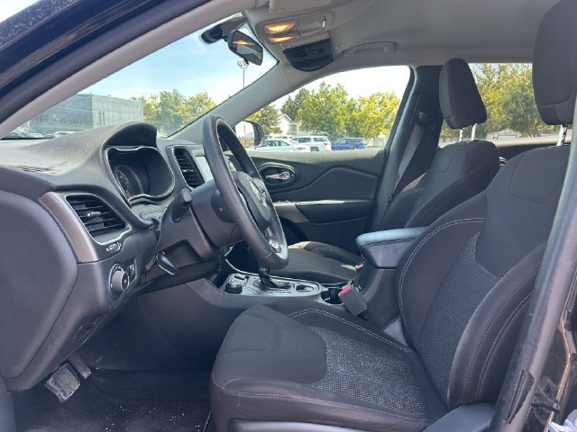 Used 2019 Jeep Cherokee Latitude w/ Popular Appearance Group AWD/4WD image 25