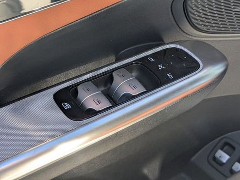 Used 2025 Mercedes-Benz GLC 350e 4MATIC image 16