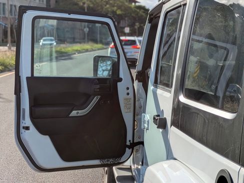 Used 2017 Jeep Wrangler Unlimited Sahara w/ Connectivity Group AWD/4WD image 8