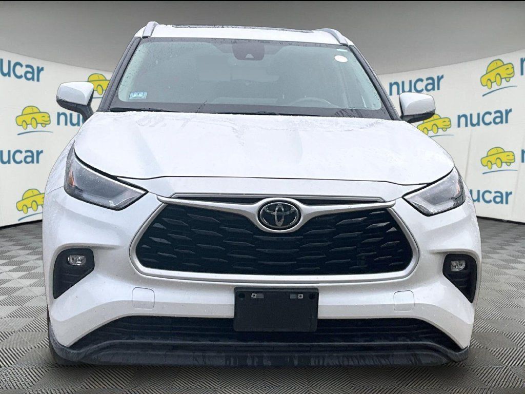 Used 2023 Toyota Highlander XLE AWD/4WD image 2