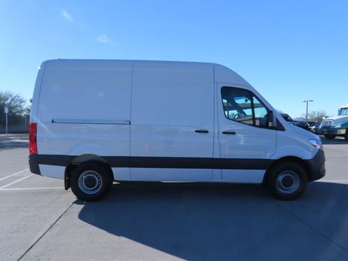 Used 2025 Mercedes-Benz Sprinter 2500 image 4