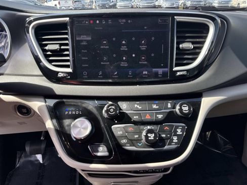 Used 2024 Chrysler Pacifica Touring-L FWD image 26