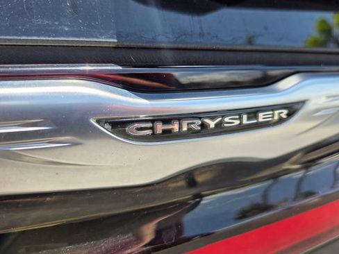 Used 2023 Chrysler Pacifica Touring-L FWD image 16