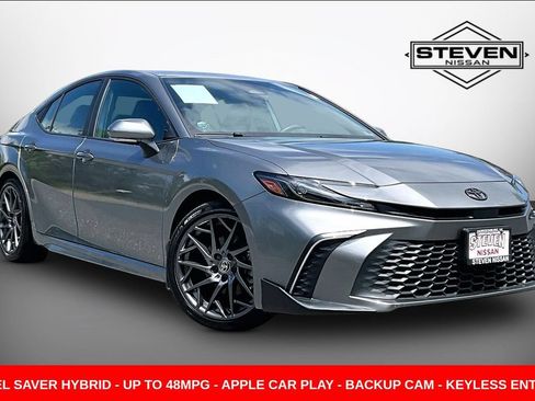 Used 2025 Toyota Camry SE FWD image 1