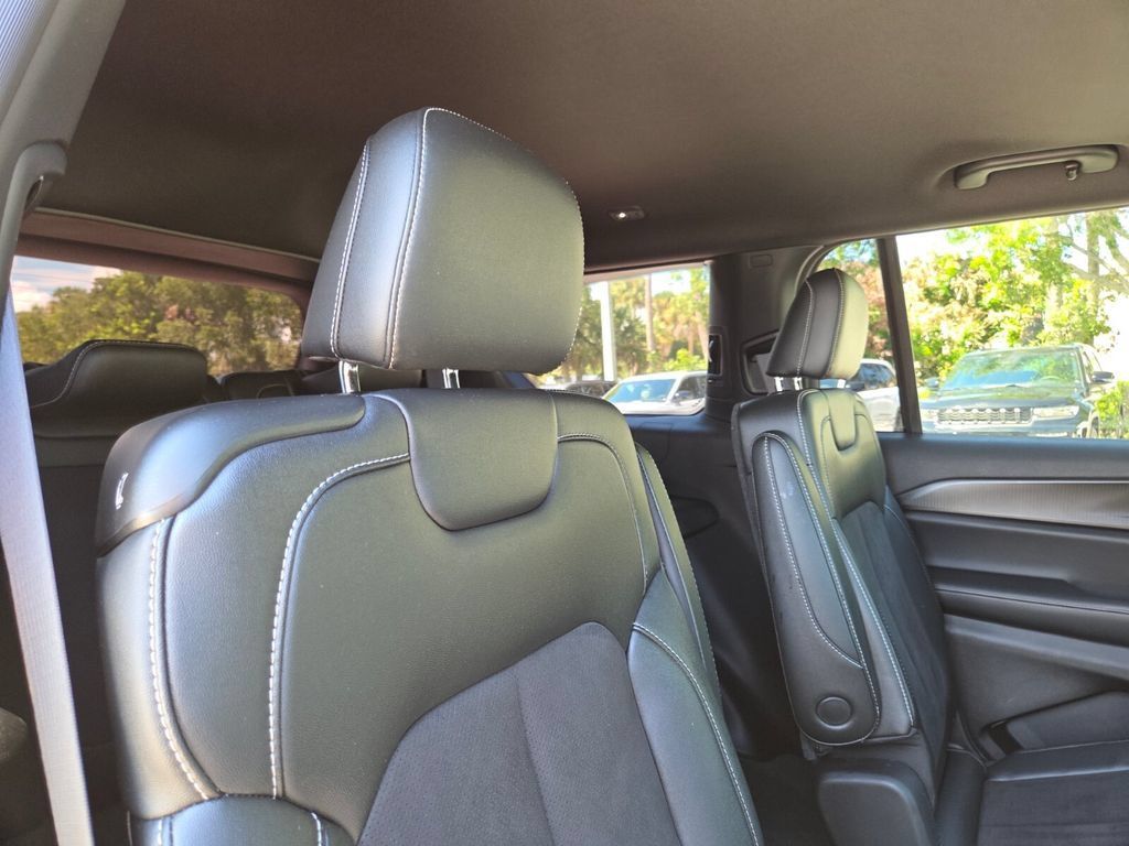 Used 2024 Jeep Grand Cherokee L Altitude AWD/4WD image 19