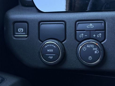Used 2025 Chevrolet Silverado 1500 LT RWD image 23