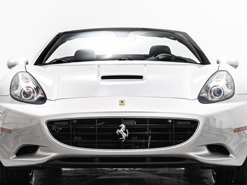 Used 2013 Ferrari California image 4