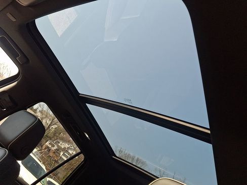 Used 2024 GMC Yukon SLT w/ SLT Premium Package image 16