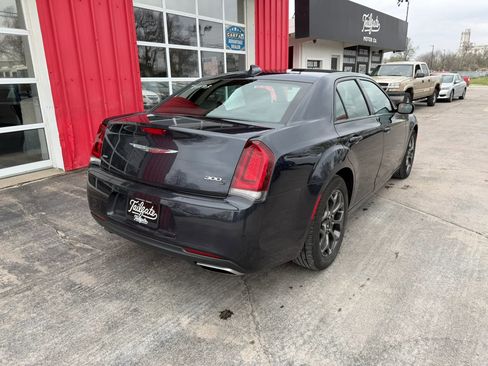 Used 2018 Chrysler 300 S image 7