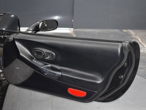 Used 2000 Chevrolet Corvette Base w/ Performance Handling Pkg image 17