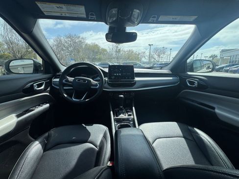 Used 2025 Jeep Compass Limited image 34