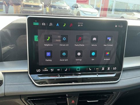 Used 2025 Volkswagen Tiguan SE FWD image 18
