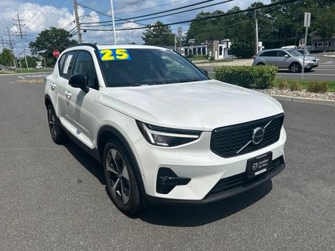 Certified 2025 Volvo XC40 B5 Plus AWD/4WD image 6