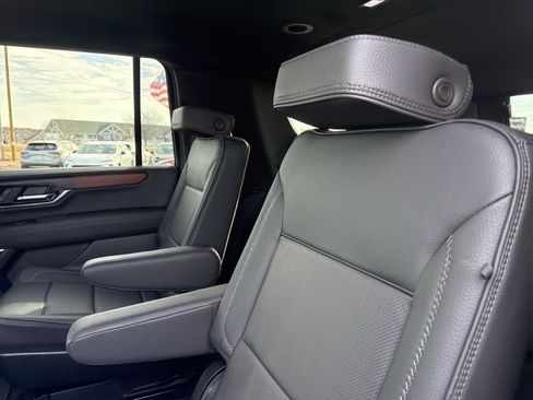 Used 2025 GMC Yukon XL Denali AWD/4WD image 46