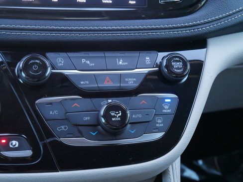 Used 2023 Chrysler Pacifica Limited image 23