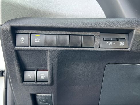 Used 2025 Toyota Sienna LE image 29