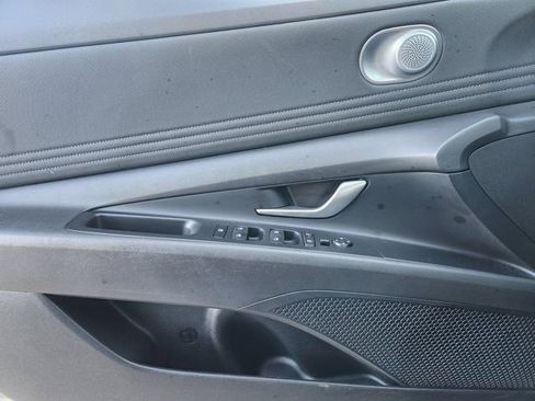 Used 2025 Hyundai Elantra Limited image 21