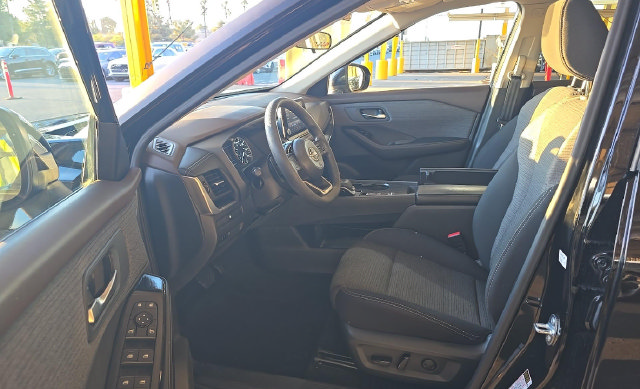 Used 2023 Nissan Rogue SV FWD image 6