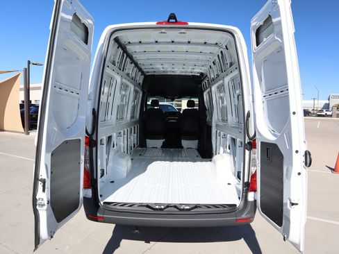 Used 2025 Mercedes-Benz Sprinter 2500 image 30