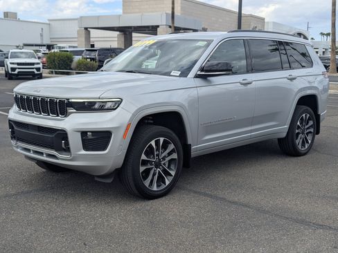 Certified 2025 Jeep Grand Cherokee L Overland w/ MOPAR Finishing Package AWD/4WD image 5