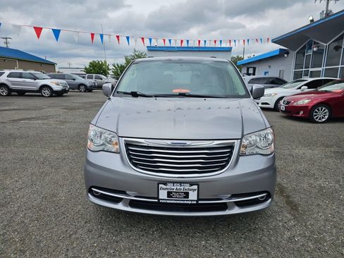Used 2016 Chrysler Town & Country Touring image 2